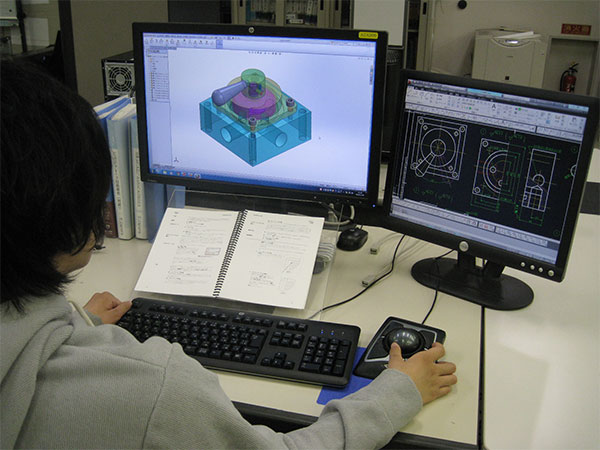機械CADコースの訓練画像